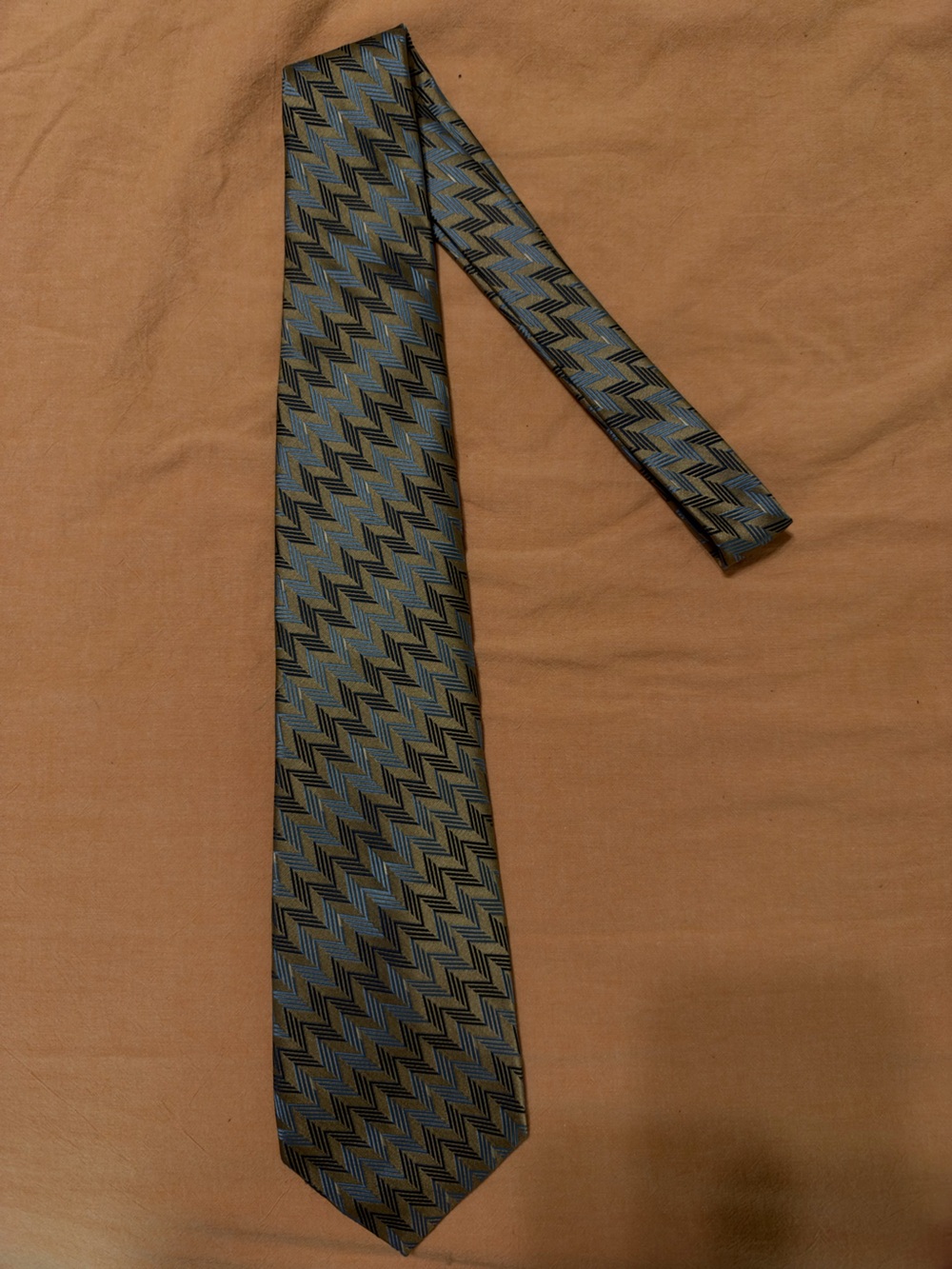 Crazy Horse by Claiborne Blue Black Geometric 100% Silk Necktie